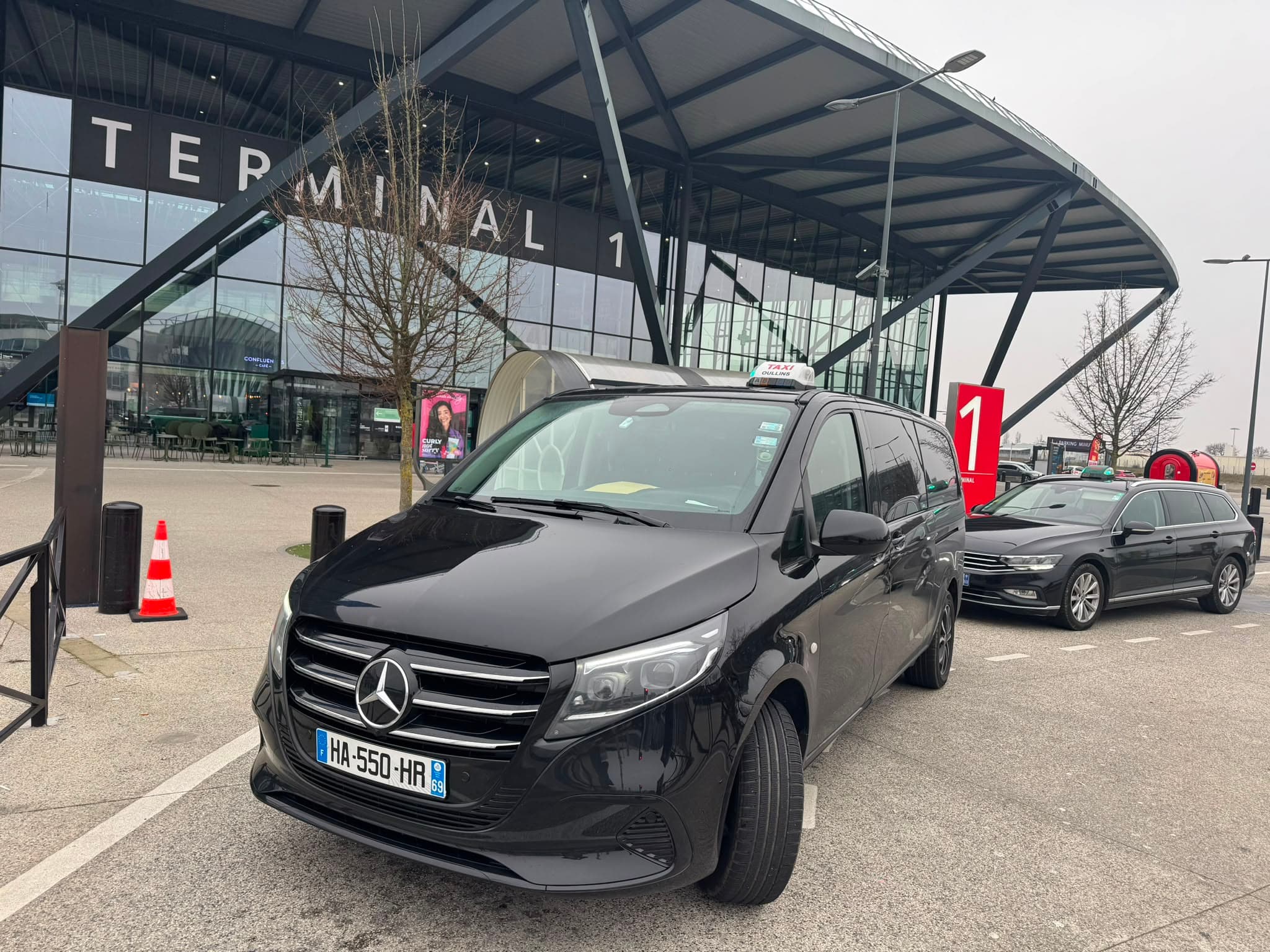 Van Mercedes noir, taxi, garé devant le Terminal 1 de l'aéroport Lyon-Saint Exupéry