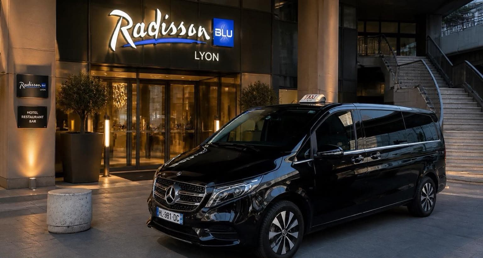 Van Mercedes noir, taxi, garé devant l'hôtel Radisson Blu à Lyon